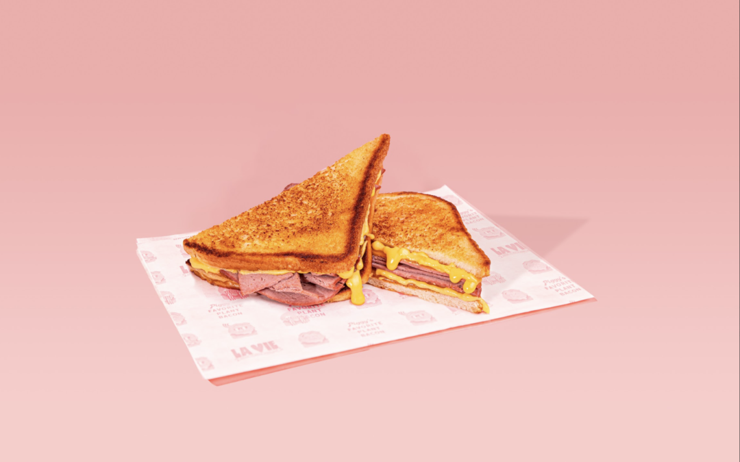 LE GRILLED CHEESE AU JAMBON FUMÉ LA VIE ™